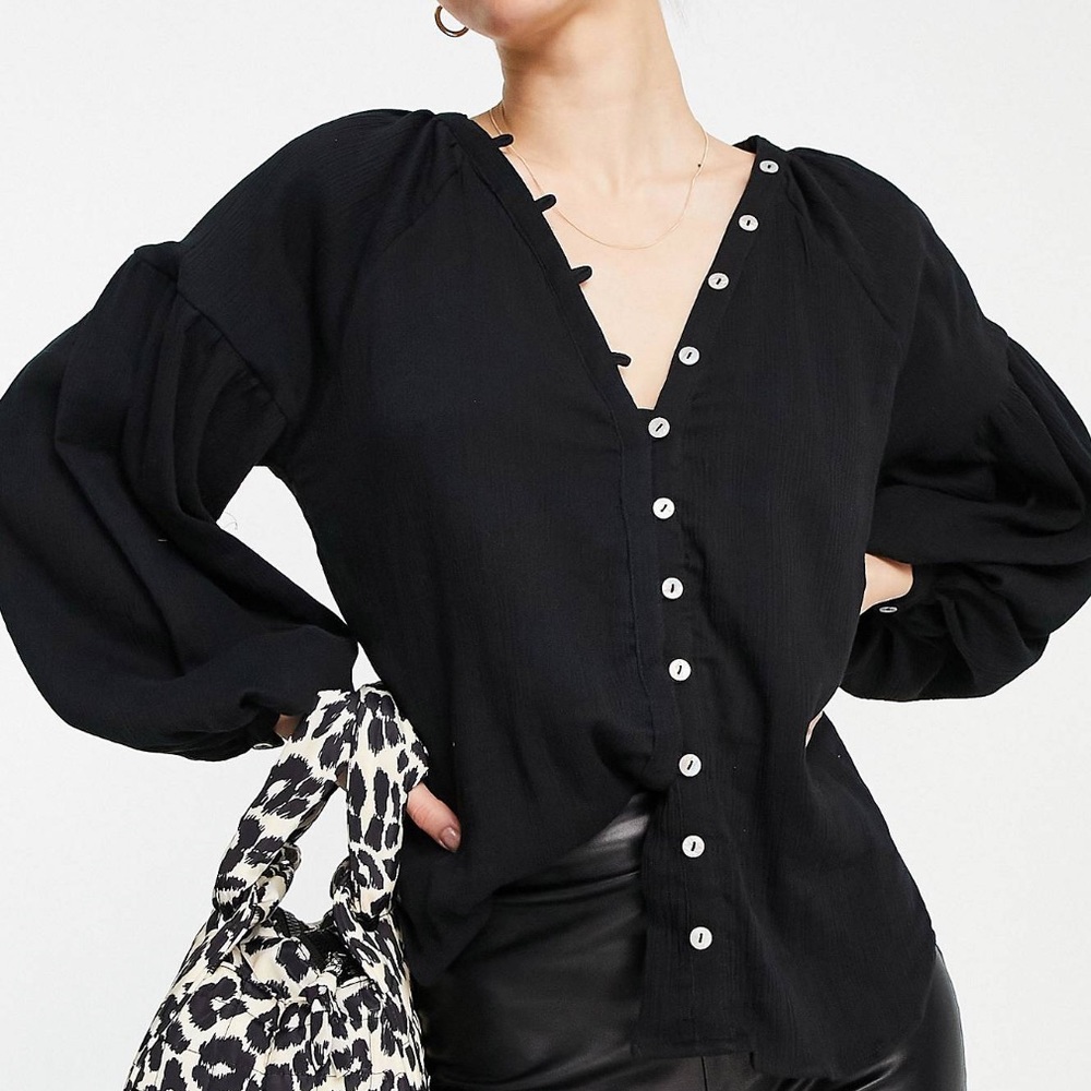 SHELL BUTTON TOP WITH VOLUME SLEEVE
